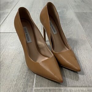 Steve Madden Vala Tan Patent Heels
Size 6.5
